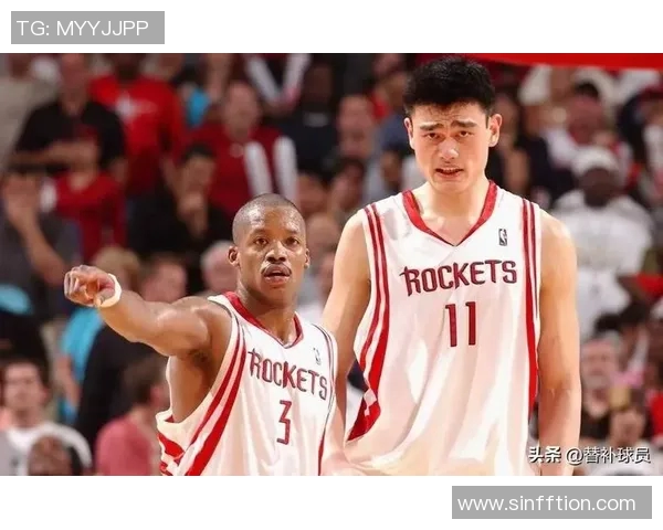 姚明与小狼的篮球传奇：从友谊到竞技的心路历程